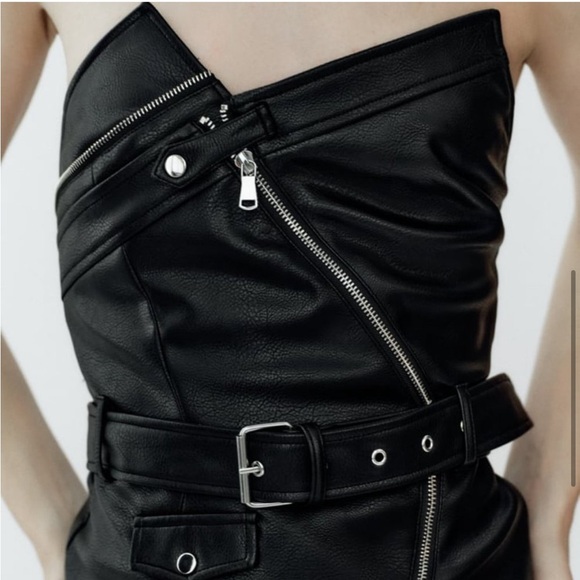 Zara ASYMMETRIC FAUX LEATHER
BLACK BUCKLE TOP - Picture 4 of 7